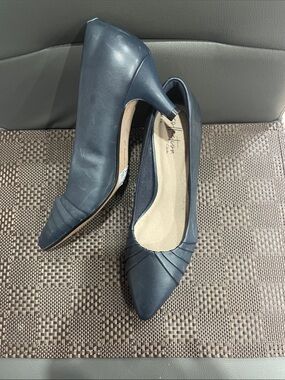 Clarks Navy Pointed-Toe Mid Heel Pumps